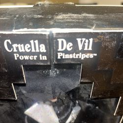 Mattel '96 Cruella De Vil-Power Pinstripes Doll-101 Dalmations-Mint Sealed