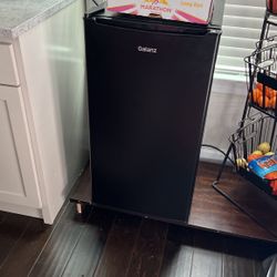 Commercial Refrigerator Used But Looks New ( 75$) 