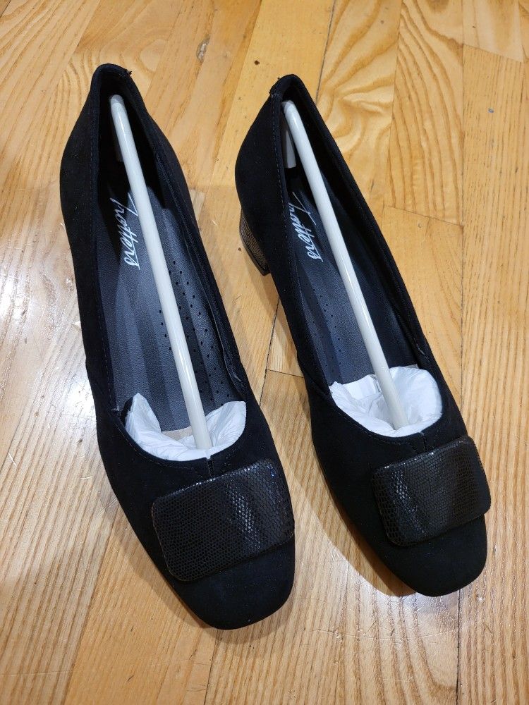 Trotters Delse T1852-008 Womens Black Leather Slip On Pump Heel Shoes Size 6.5 M