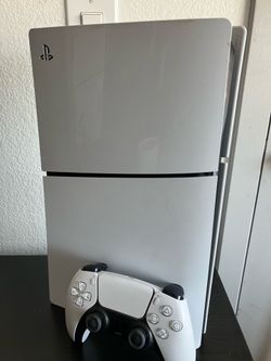 Ps5 slim with disc and one controller
