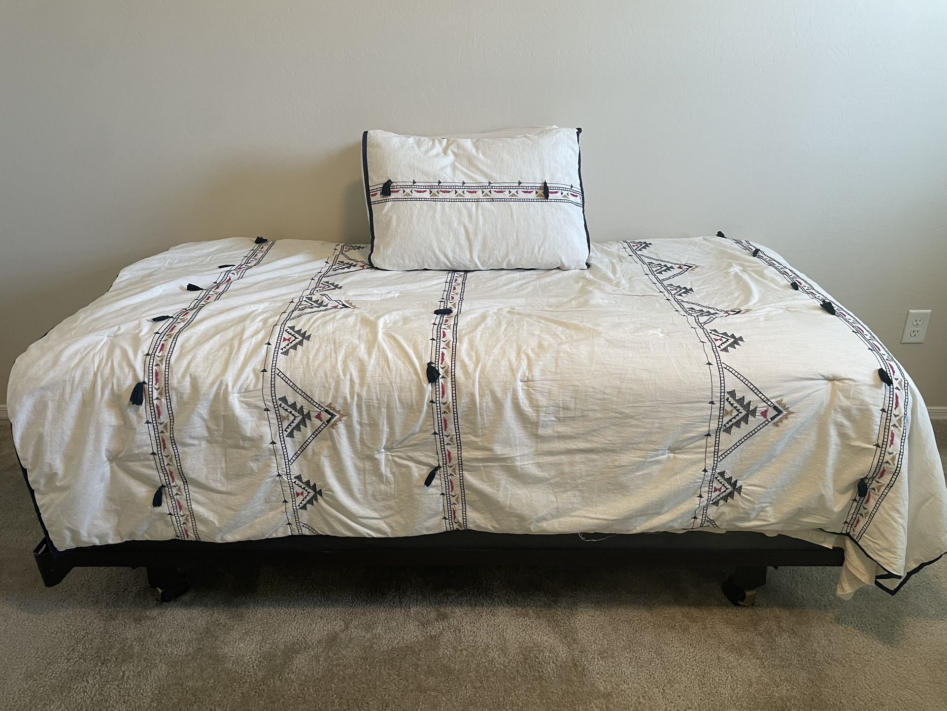 Twin Bed / Cama Doble