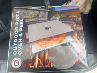 Outdoor pizza oven and peel