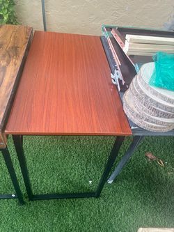 Escritorio de madera con patas de metal $50 • • • Dos mesas de escritorio de 40×20