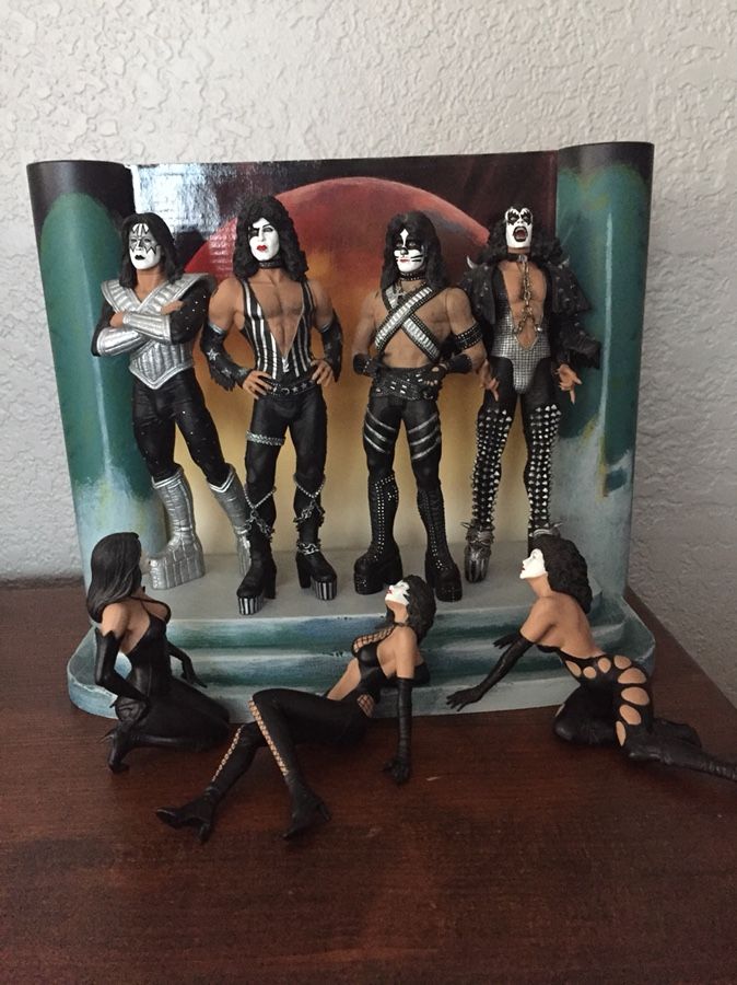 KISS Love Gun Album Diorama and 4 Unopened KISS Alive Action Figures!