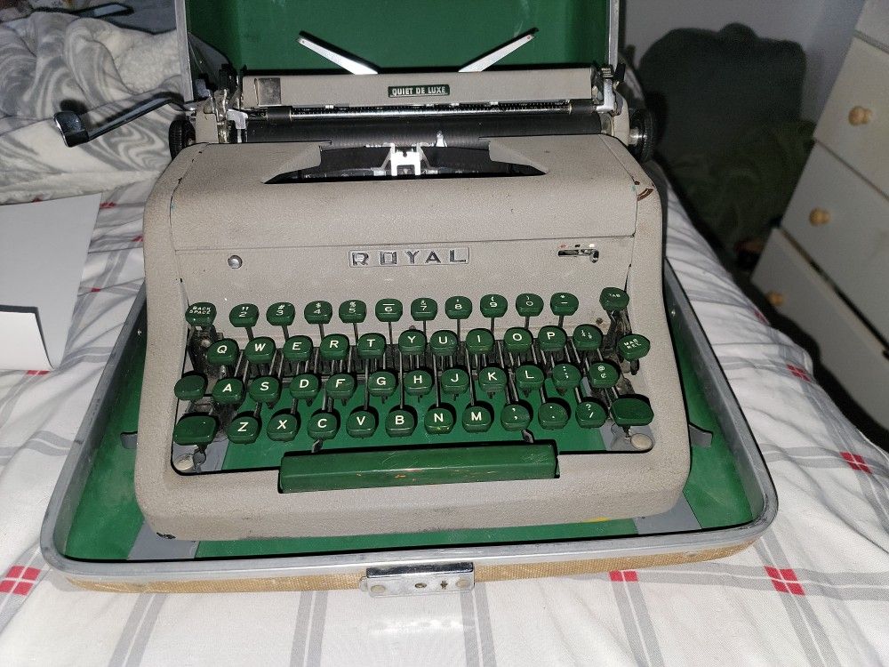 Royal Typewriter Quiet Deluxe