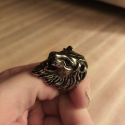 Men's lion ring size 13 or 14 25 Dollars Firm