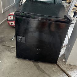 Hisense Mini Refrigerator 