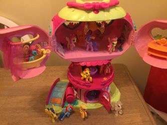 Doll house for small dolls