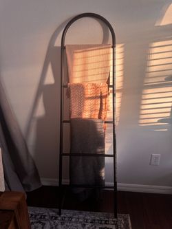 $10 - Arched Black Metal Blanket Ladder