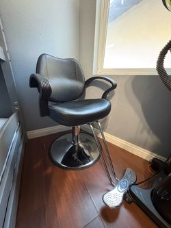 Salon chair - barbering chair LIKE NEW– $160 OBO