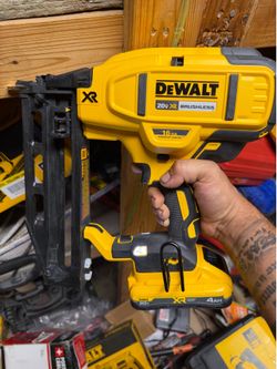 New dewalt 16g finish nailer With 4 amp battery and charger