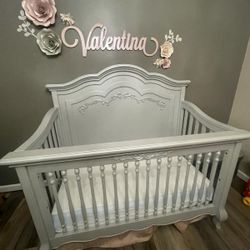 Evolur Aurora Crib  + Dresser &  Dourxi  Crib 