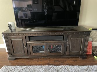 Six Piece Living Room Set Some Damage Shown On Pictures