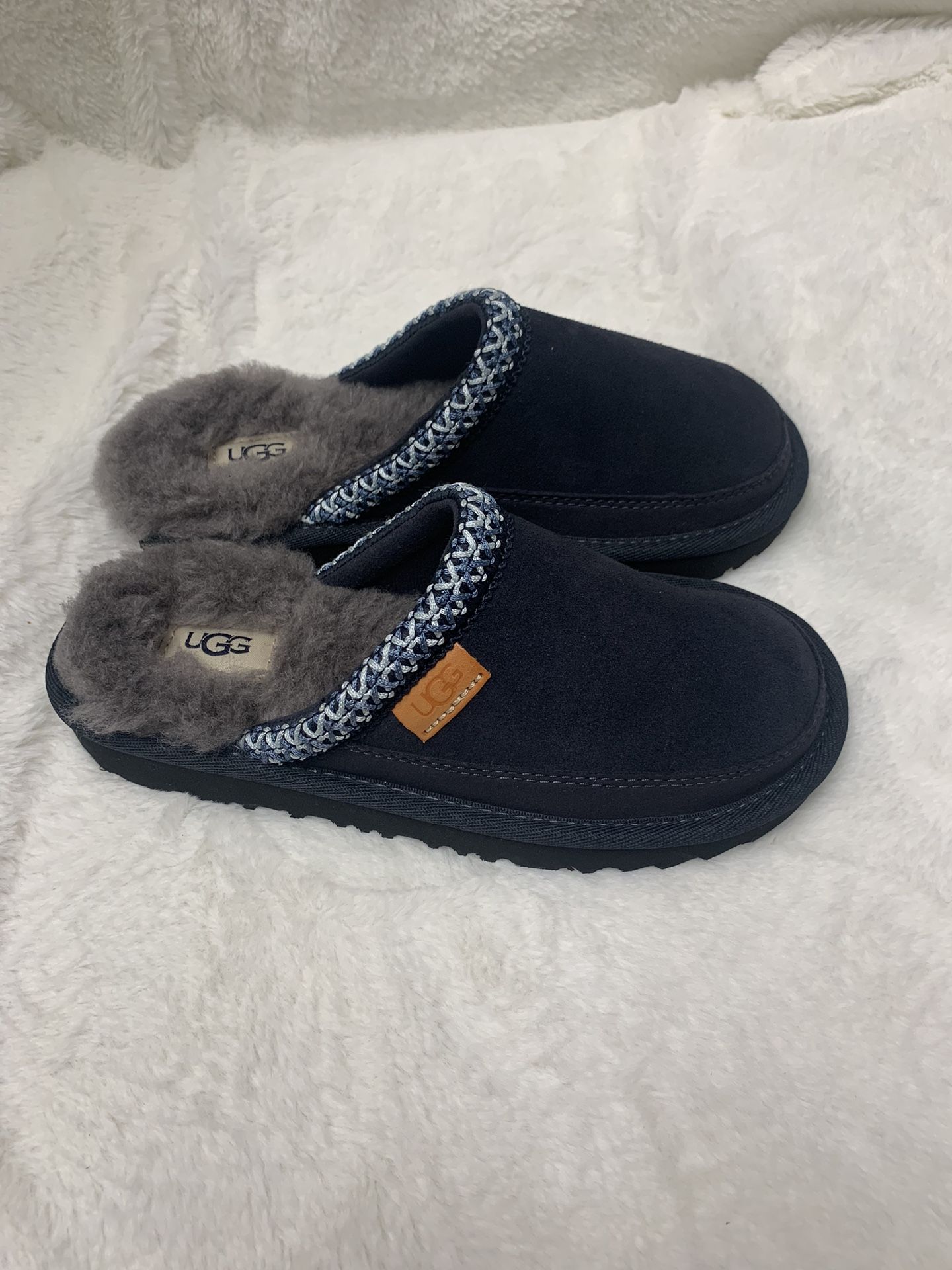 New Boy UGG Slippers Size:1Y