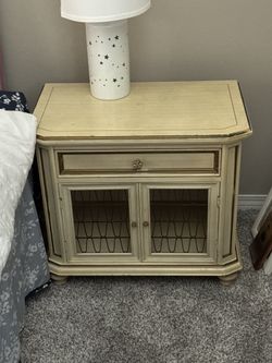 🪞 Vintage French Provincial Nightstand / Side Table | Quartz Hill