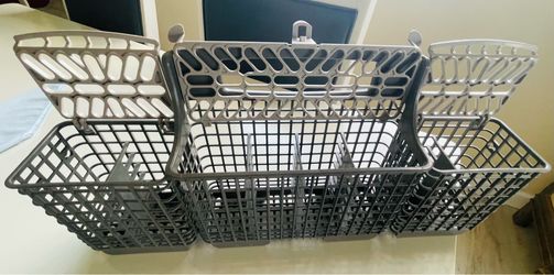 Dishwasher silverware rack with slots