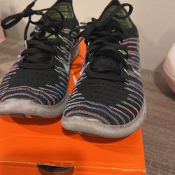 Size 7 W Nike fly Knit