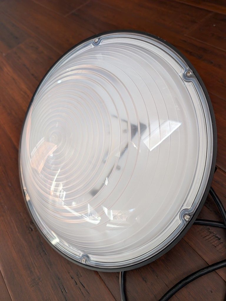 High Bay LED Light Fixture 120-277vac 80W Never Mounted
IP65 rated housing is made of aluminum for optimal heat dissipation and hinges open for inter