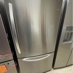 Lg 33” bottom freezer 26 Cu Ft Refrigerator