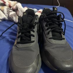 Size 7 Basketball Shoe
