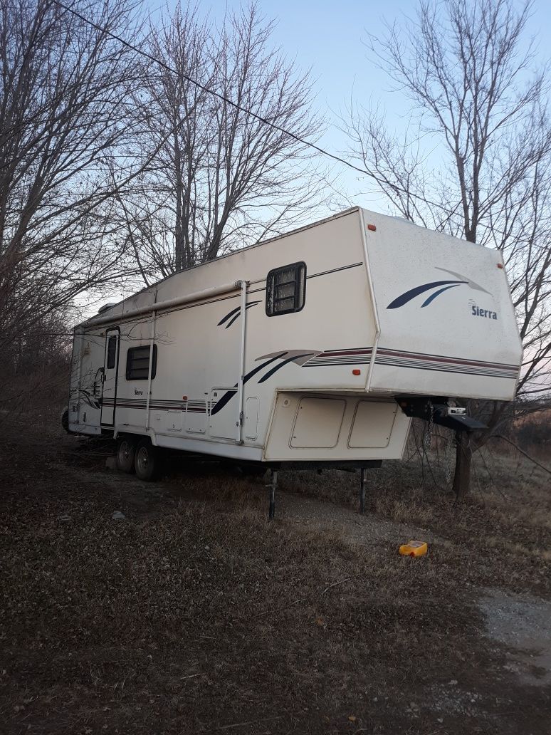 Fifth wheel camper