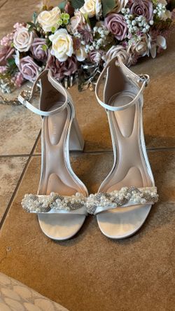 Size 9 white Kelly & Katie Drema Sandal