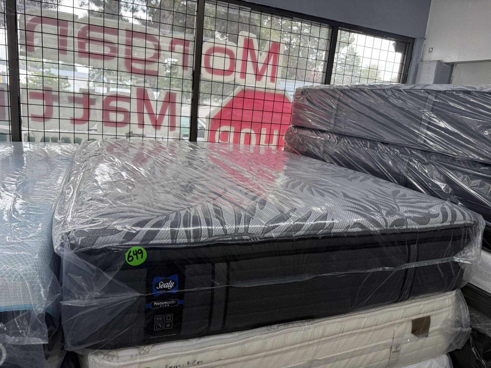 QUEEN SIZE SEALY POSTUREPEDIC PLUS EUROTOP MATTRESS & BOX SPRING BED SET