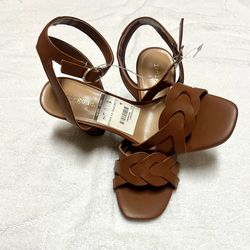 New Indigo Rd. Women's Sandal/Size: 8M/$8