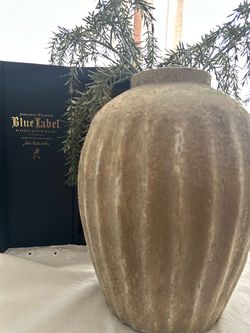 Brand new beautiful āWaker BLUEā Planter LOOK at the beautiful Background