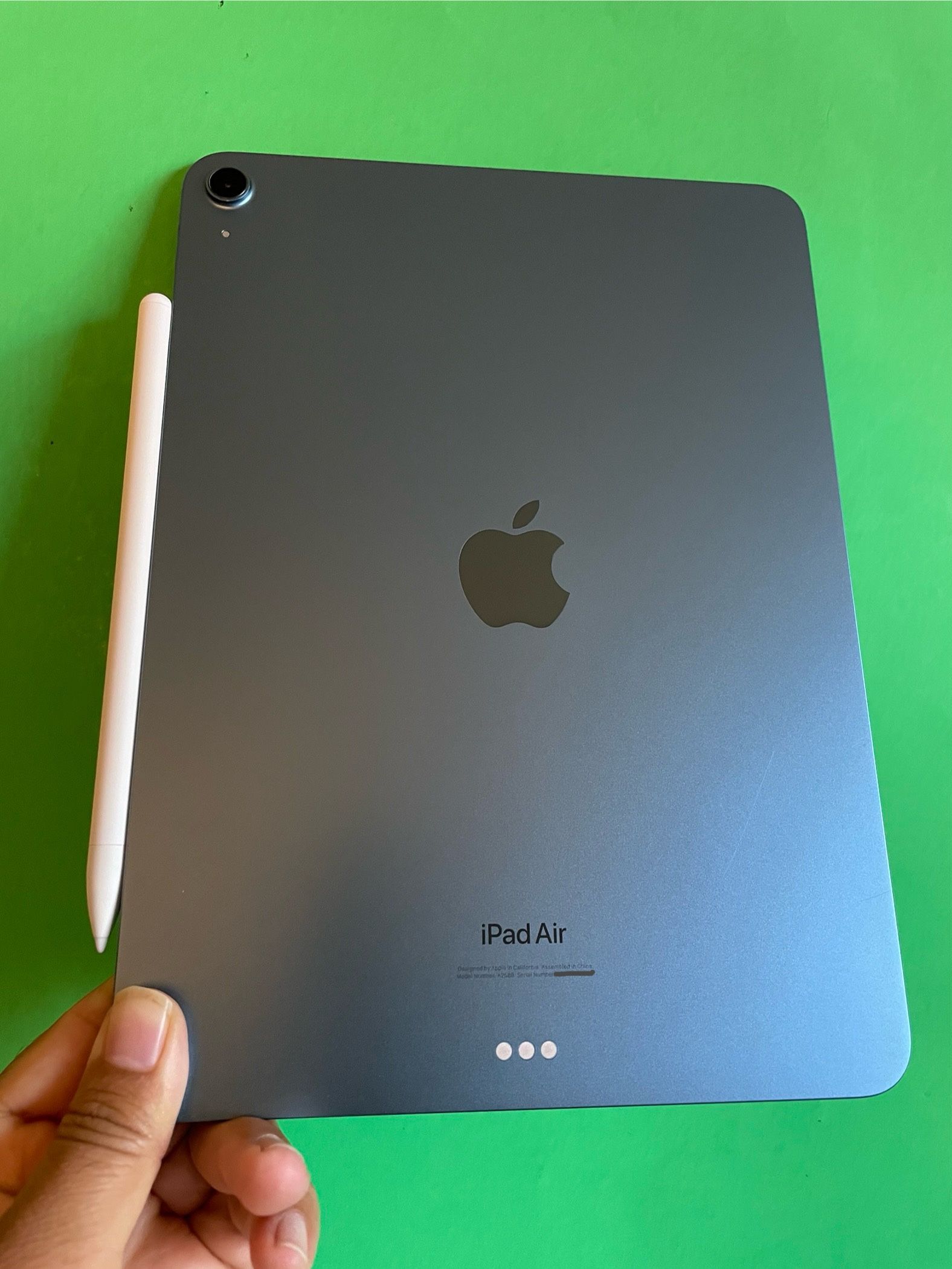 Apple IPad Air 5th Generation (10.9” Liquid Retina/ M1 chip / 2022 Model) 64GB with pen, keyboard case & Accessories (256gb $599) 