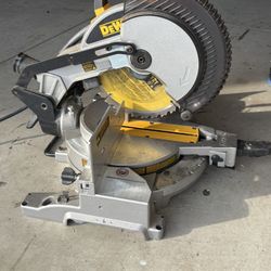 10 Inch Dewalt Miter Saw. Single Bevel, 15 Amp