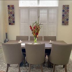 Beautiful Dinning Table With 4 Chairs