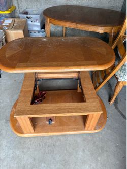 Retractable coffee table