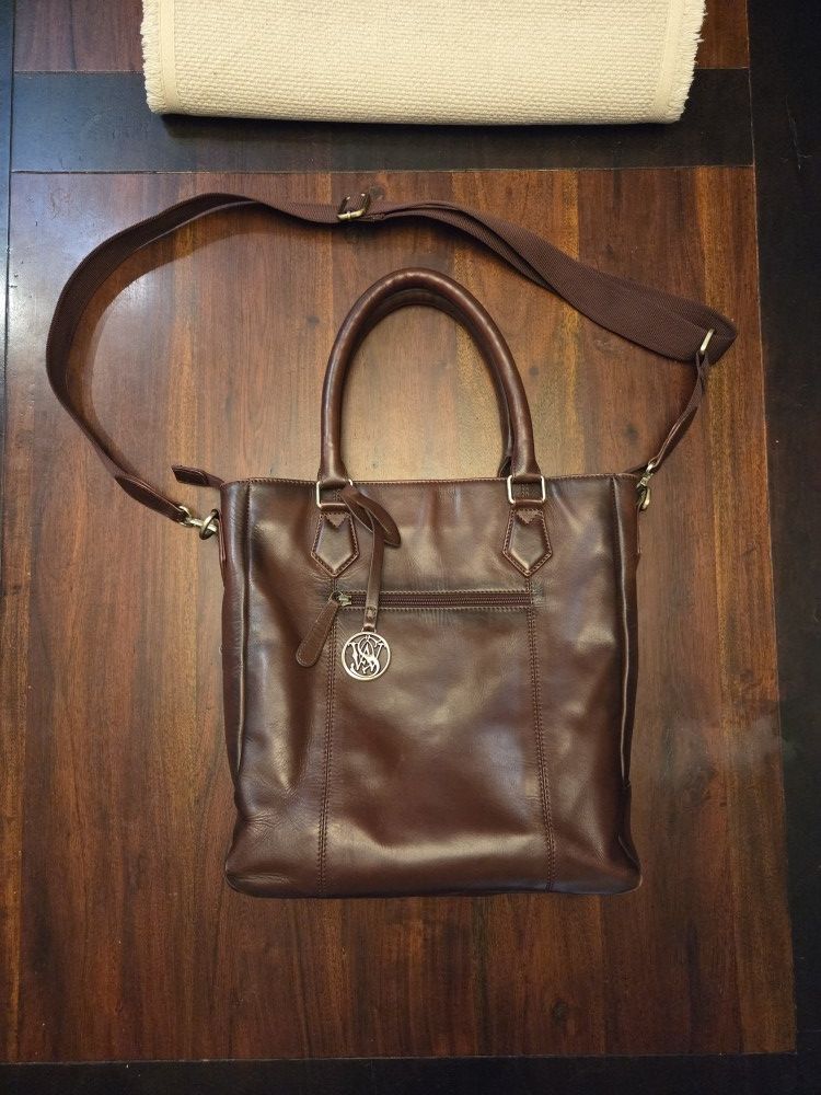 SMITH & WESSON FLAT CONCEALED CARRY TOTE IN BURGUNDY