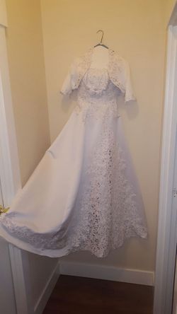 $700 WHITE WEDDING DRESS