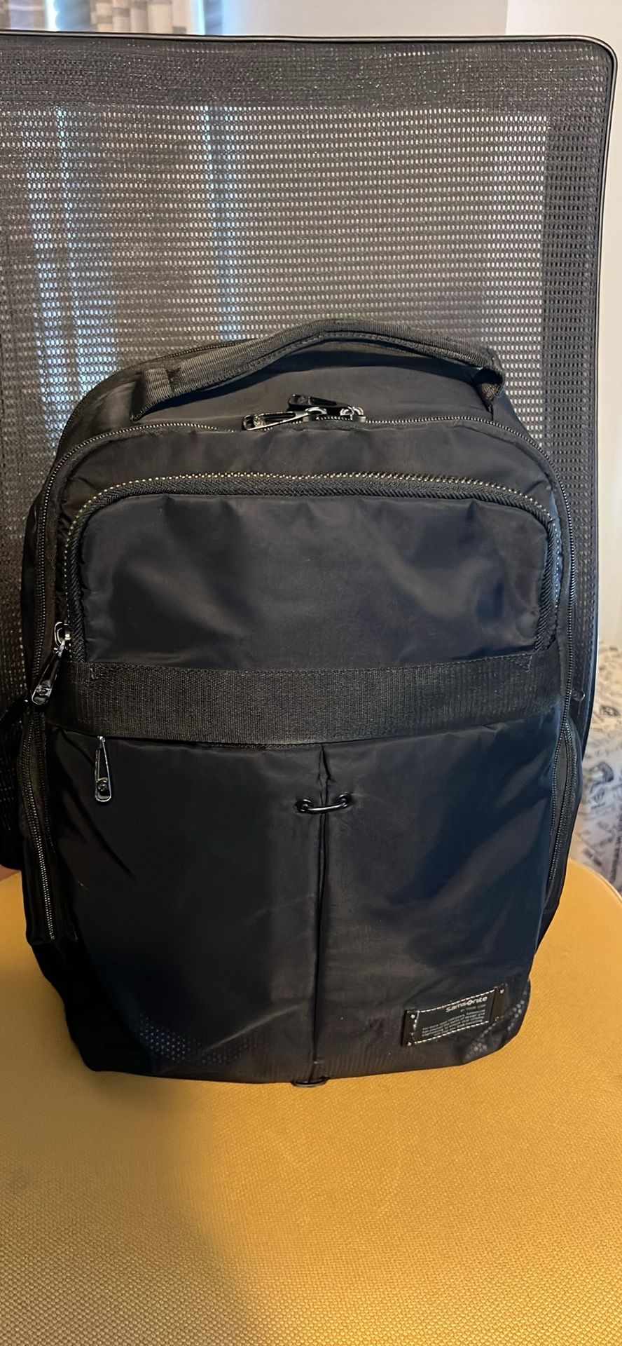 Samsonite expandable backpack. Lots of pockets to organized things