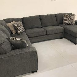 Tracling Slate Grey 3-Piece Sectional with Chaise by Benchcraft 