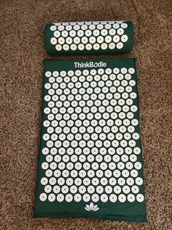 Acupuncture mat and pillow set
