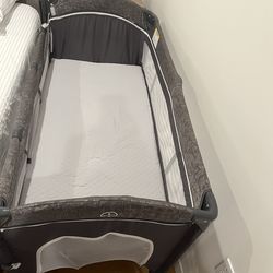 For Sale - Baby Bassinet Bedside Crib, pack And Play!