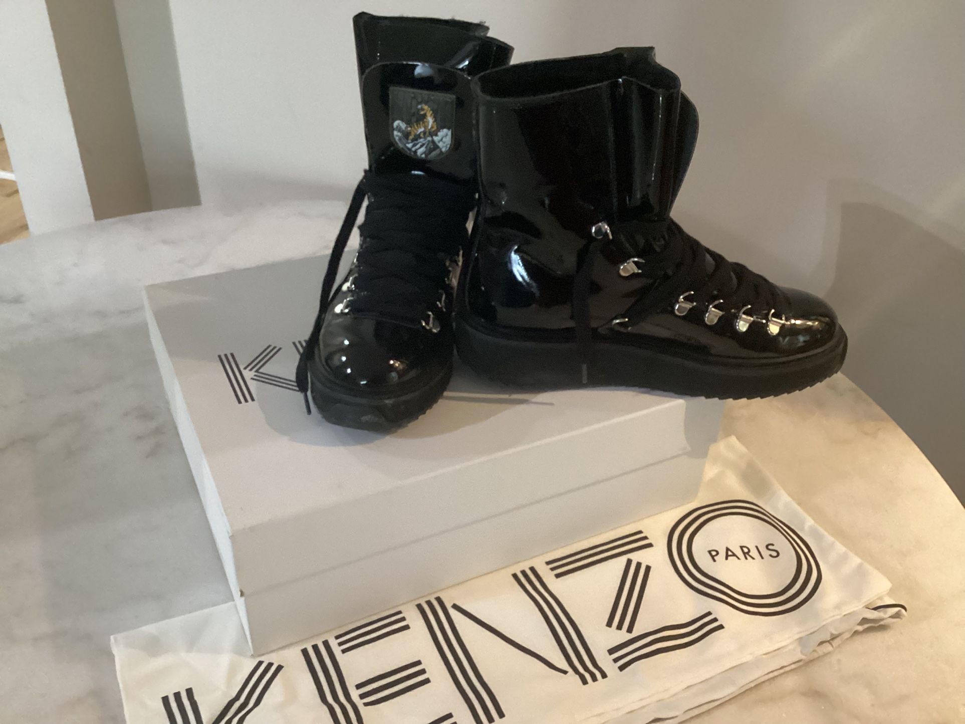 Winter Boots NEW! NEGOTIABLE !