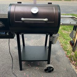 Pit Boss Pellet Smoker/Grill w/ Extended Hopper(moving - Less than 1 Year old)