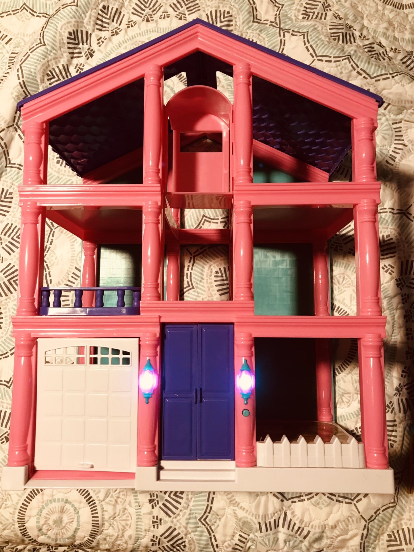 3 Level House With Elevator . Working Doorbell And Lights