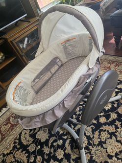 A Music and Motion Programmable Bassinet from GRACO