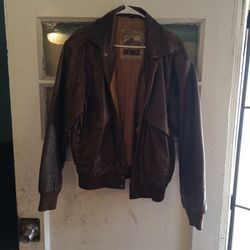 Asking  A $100 Vintage Oldl Cool Thick Old School Leather Jacket.. Looks Like A Bomber Jacket Very Stylish Size, M