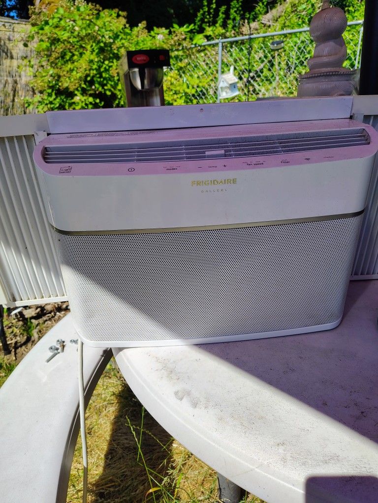 8,000 BTU Window Air Conditioner – Works Great!