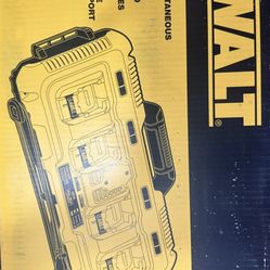 DEWALT MULTI-PORT SIMULTANEOUS FAST CHARGER 