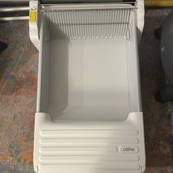 Self Cleaning Litter Box W/ Enclosure