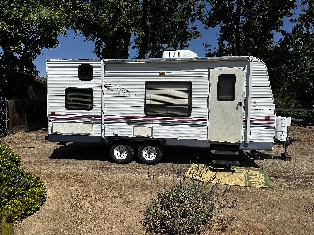 2004 Pioneer Travel Trailer Sleeps 7