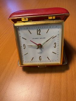 Analog travel alarm clock
