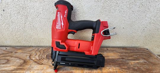 Milwaukee Finish Nailer 18 Gauge m18 fuel tool only